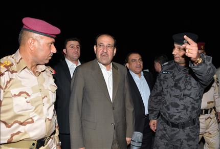 المالكي متحدثاً إلى عناصر من قوات الأمن خلال تفقده نقاط تفتيش في مناطق متفرقة من بغداد ليل أمس (أ ف ب) 