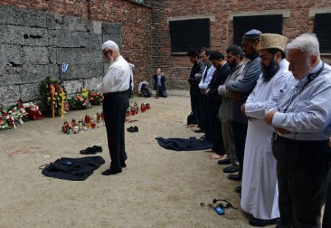 صلاة إسلامية في المخيم النازي "اوشفيتز" في بولندا الشهر الماضي (جانك سكارتسينسكي ــ أ ف ب) 