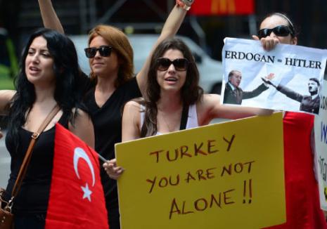 متضامنات مع الاحتجاجات التركية من نيويورك (إيمانويل دوناند ــ أ ف ب)