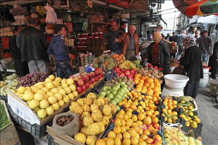 سوريون يتبضعون في سوق في دمشق في 12 ايلول الماضي (ا ف ب) 