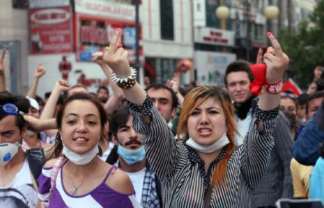 بدأ الاتحاد العام لنقابات العمال في تركيا اضراباً تحذيريا أمس (آدم آلتان ــ أ ف ب)