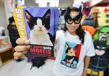 فتاة تحمل منشورات ترشج القط "موريس" في إكسالابا عاصمة ولاية فيراكروز في شرقي المكسيك (رويترز) 