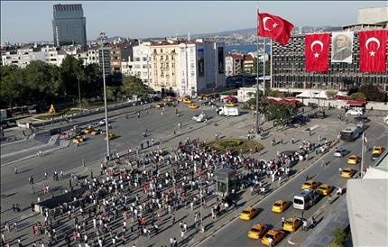 أتراك يشاركون في التظاهرة الصامتة في "ميدان تقسيم" في اسطنبول أمس (ا ب ا) 