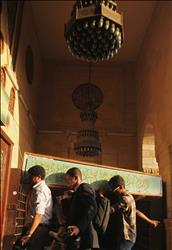مصريون يشيعون قتلى مذبحة زاوية أبو مسلم في مسجد السيدة نفيسة في القاهرة، أمس (رويترز) 