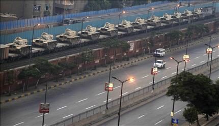 دبابات فوق قطار خلال وصوله الى القاهرة امس (رويترز) 