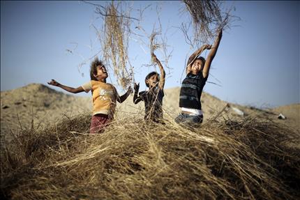 فتيات فلسطينيات يلعبن في خان يونس جنوب قطاع غزة أمس الأول (أ ب أ) 