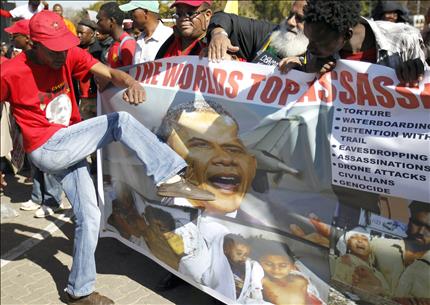 متظاهرون ضد زيارة أوباما لجنوب أفريقيا في بريتوريا أمس (رويترز) 