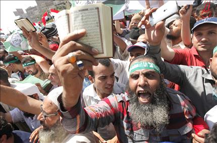 مناصرو مرسي من جماعة «الإخوان المسلمين» يتظاهرون في ميدان رابعة العدوية في القاهرة أمس (رويترز) 