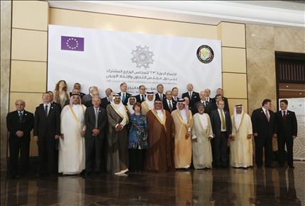وزراء خارجية "التعاون الخليجي" واوروبا في المنامة امس (رويترز) 