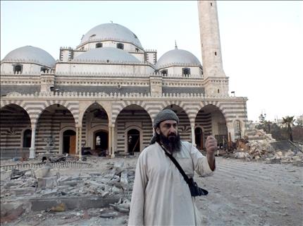 مسلح داخل مسجد خالد بن الوليد في حمص امس (رويترز) 