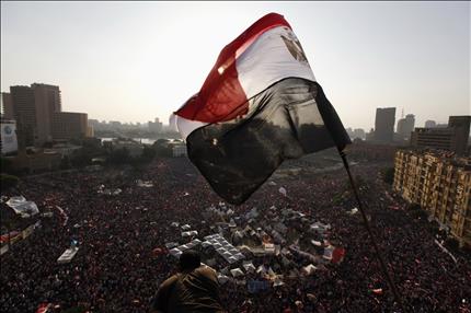حشود المصريين في ميدان التحرير في وسط القاهرة، أمس (رويترز) 