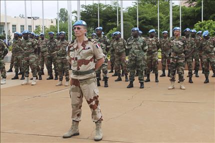 جانب من الفرق العسكرية المشاركة في المراسم في العاصمة المالية باماكو أمس (رويترز) 