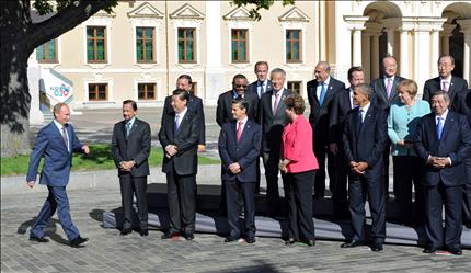 بوتين لدى وصوله لالتقاط الصورة الجماعية لقادة مجموعة «العشرين» في ختام قمتهم في سان بطرسبرغ امس (ا ب ا) 