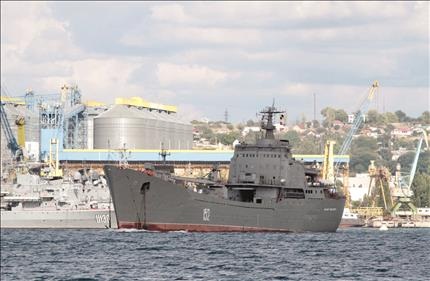 سفينة الإنزال الروسية «نيكولاي فيلتشينكوف» في ميناء سيفاستوبول الاوكراني امس (رويترز) 