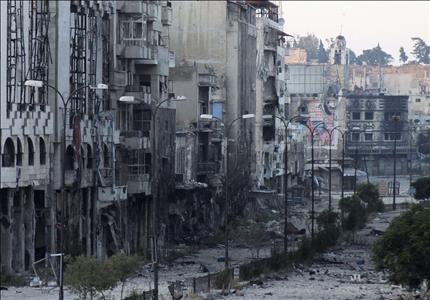 مبان مدمرة في احد شوارع حمص امس (رويترز) 