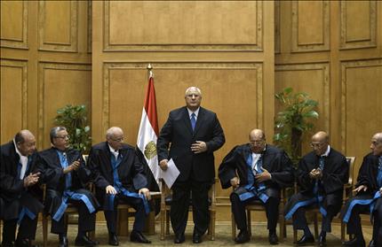 عدلي منصور (واقفا) بعد أداء اليمين الدستورية كرئيس مؤقت لمصر أمام زملائه في المحكمة الدستورية في القاهرة امس (ا ف ب) 