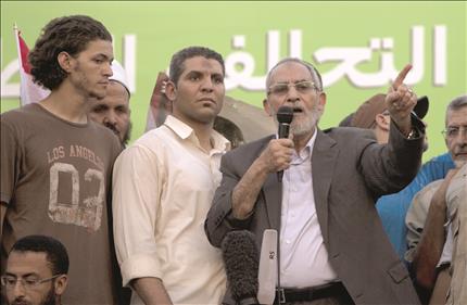 بديع خلال القاء خطابه في رابعة العدوية في القاهرة امس (ا ف ب) 