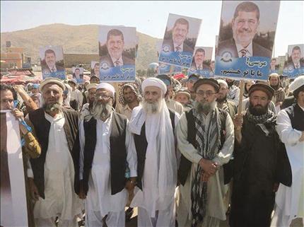 افغان يتظاهرون تضامناً مع مرسي في كابول (عن «الانترنت») 