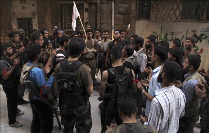 مسلحون يتجمعون استعدادا لمعركة مع القوات السورية في حي صلاح الدين في حلب امس الاول (رويترز) 