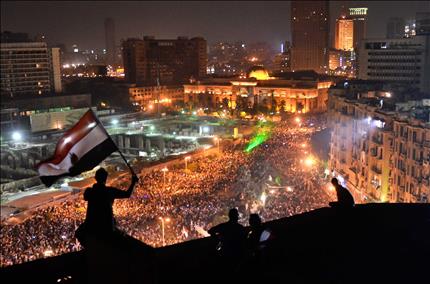حشود المصريين في ميدان التحرير أمس (أف ب) 