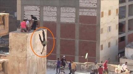 عناصر «الإخوان» يلقون بشاب من على سطح مبنى (عن «فايسبوك») 