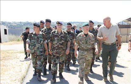 قهوجي وريتشردز في مدرسة القوات الخاصة في حامات (موقع الجيش اللبناني) 