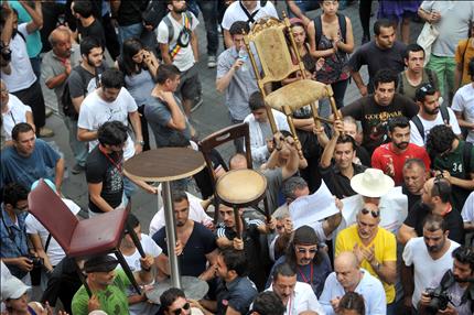 تظاهرة كراسي لمالكي المحلات ضد الحكومة التركية في اسطنبول امس (ا ف ب) 