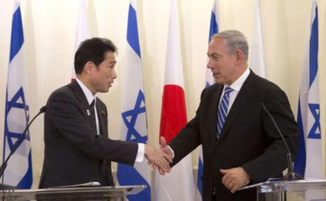 نتنياهو خلال لقائه وزير الخارجية الياباني في القدس المحتلة أمس (سبستيان تشاينر ــ أ ف ب)