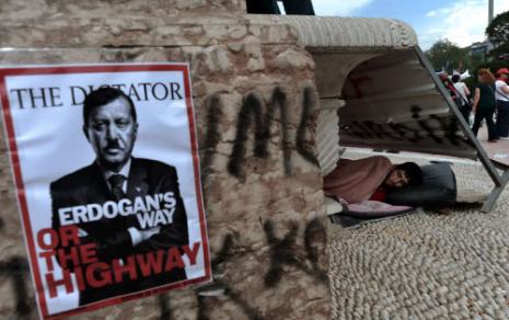 ملصق شبّه أردوغان بالزعيم النازي في الشوارع التركية