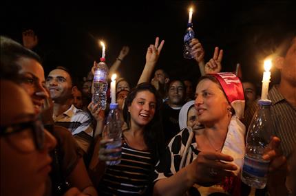 متظاهرون يرددون شعارات مناهضة للحكومة خلال احتجاجات أمام مبنى «المجلس التأسيسي» في العاصمة تونس في وقت متأخر من ليل أمس الأول (أ ب أ) 