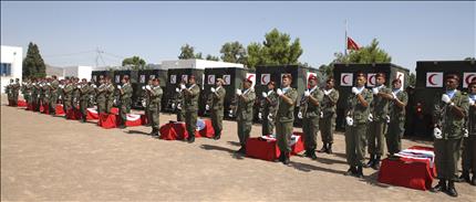 جنود تونسيون يشيعون الجنود القتلى خلال تأبين رسمي في ولاية القصرين أمس (أ ب) 
