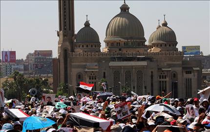 مؤيدون لمرسي يحملون نعوشاً رمزية خلال مسيرة على كوبري 6 اكتوبر في القاهرة، أمس (ا ب ا) 