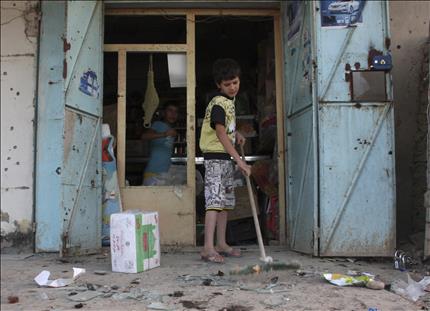 طفل عراقي ينظف بعضا من الآثار ا</body></html>