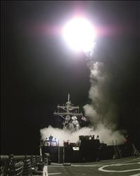 مدمرة أميركية من طراز «آرلي بورك» أثناء اطلاقها لصاروخ «كروز» (عن موقع وزارة الدفاع الأميركية) 