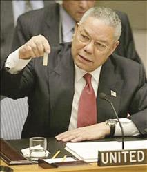 باول خلال جلسة مجلس الأمن في شباط العام 2003 حاملاً أنبوب المواد البيولوجية (عن «الإنترنت») 