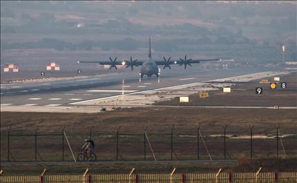 طائرة عسكرية أميركية تحط في قاعدة «انجرليك» الجوية في تركيا امس (ا ب) 