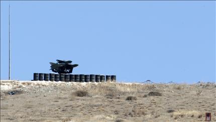 قاذفة صواريخ تركية على الحدود مع سوريا امس (رويترز) 