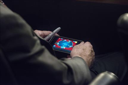 ماكين يلعب البوكر بواسطة هاتفه خلال جلسة استماع الكونغرس حول سوريا أمس الأول (واشنطن بوست) 