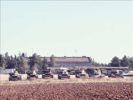 دبابات تركية قرب الحدود السورية امس الاول (ا ب ا) 