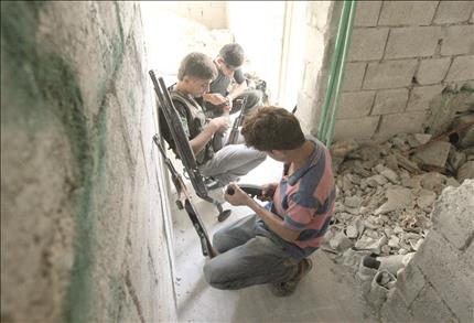 مسلحون خلال استعدادهم لمعركة مع القوات السورية في حي صلاح الدين في حلب امس (رويترز) 