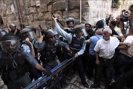 قوات الاحتلال تعتدي بالضرب على فلسطينيين في البلدة القديمة في القدس أمس (رويترز) 