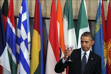اوباما يرفع النخب خلال غداء لقادة العالم على هامش الجمعية العامة للامم المتحدة في نيويورك امس	(ا ب) 