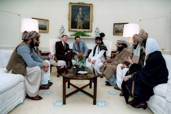 (رونالد ريغان يلتقي بقادة المجاهدين الأفغان في البيت الأبيض في سنة 1985 – أرشيف ريغان)