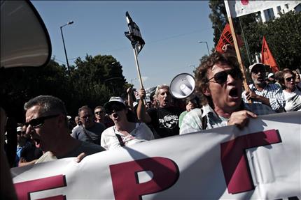 عاملون في القطاع العام في اليونان يتظاهرون في اثينا امس (ا ب ا) 