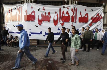 مصريون خلال الاعتصام في ميدان التحرير أمس (رويترز) 