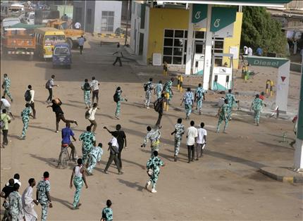 متظاهرون يهاجمون محطة للوقود في ام درمان، أمس (أ ف ب) 