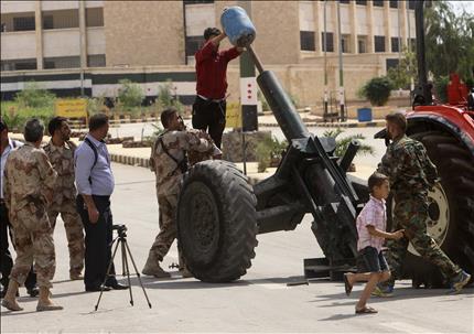 مسلحون يستعدون لاطلاق قذيفة في حي الاشرفية في حلب امس (رويترز) 