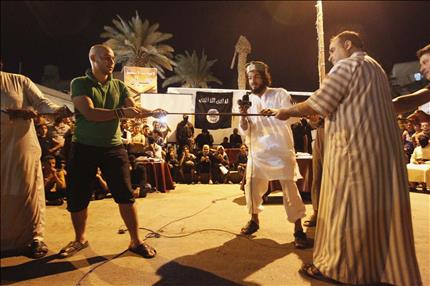 شبان خلال مسابقة اسلامية اقامتها «داعش» في الرقة امس الاول (رويترز) 