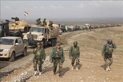 قوات أمن كردية تنتشر في ضواحي كركوك على بعد 250 كيلومتراً جنوب بغداد، أمس الأول. (رويترز) 