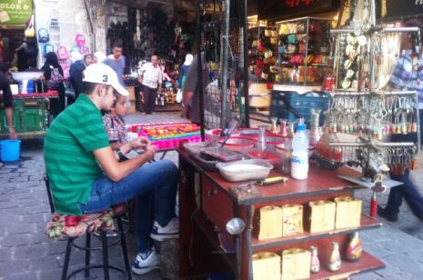 دمشق القديمة لم تعد قِبلة السيّاح. أغلب من يعتمد على تلك السمعة غيّر مهنته اليوم (الأخبار)
